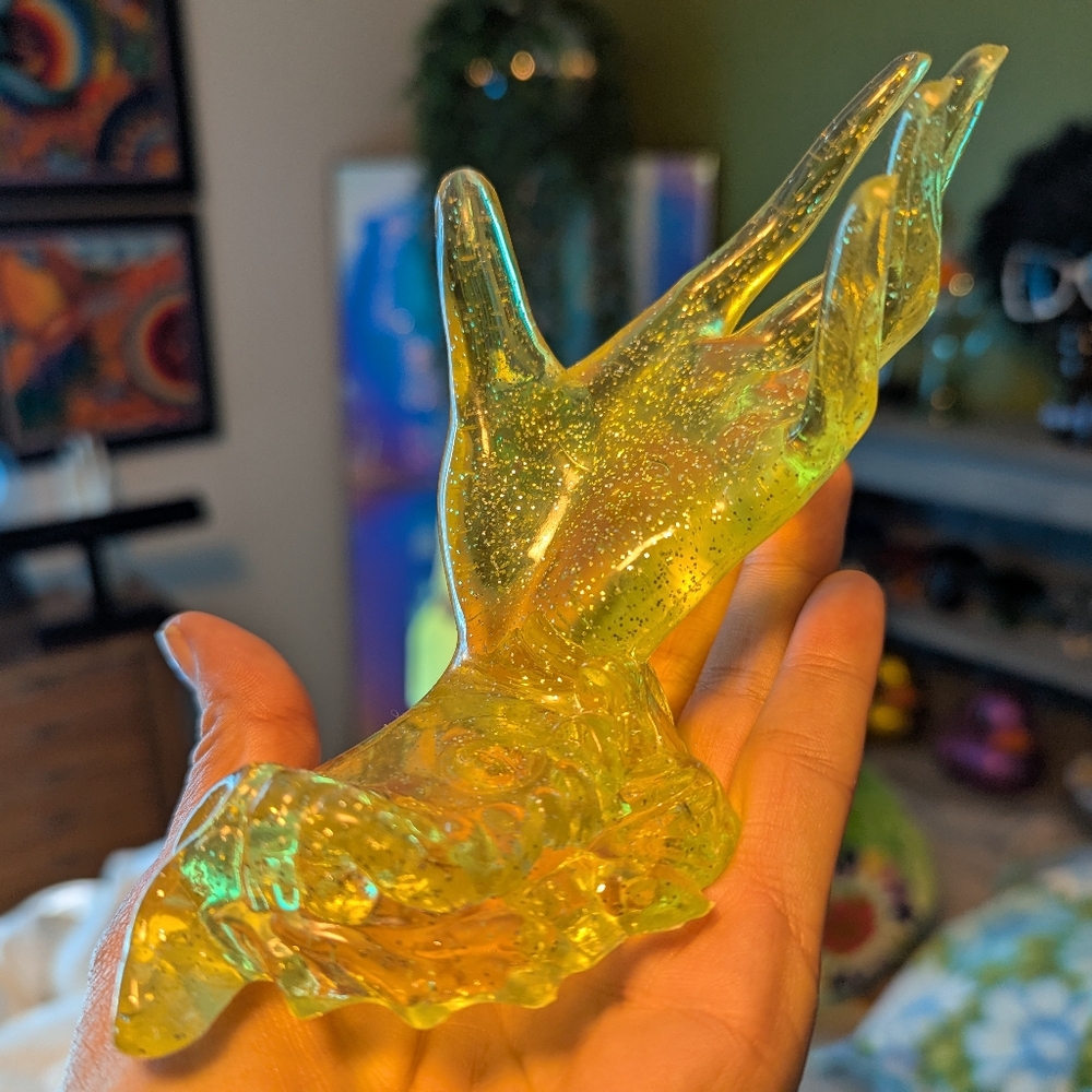 YELLOW GLITTER PLASTIC HAND